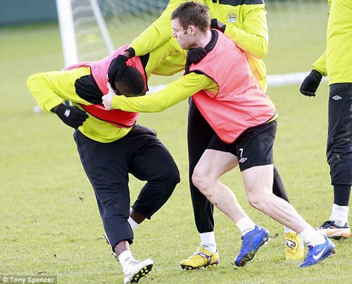 Balotelli,tẩn đồng đội,đại chiến, Arsenal,Man City,Richards,mâu thuẫn,tin thể thao,bóng đá