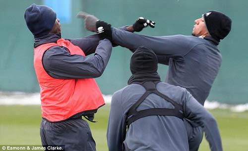 Balotelli,tẩn đồng đội,đại chiến, Arsenal,Man City,Richards,mâu thuẫn,tin thể thao,bóng đá