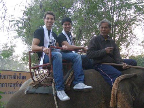 Nam vương Khôi Nguyên,Mister International 2011,người mẫu,tinh nghịch,voi,vui đùa
