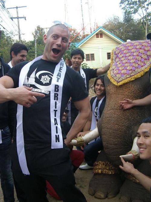 Nam vương Khôi Nguyên,Mister International 2011,người mẫu,tinh nghịch,voi,vui đùa