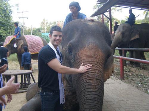 Nam vương Khôi Nguyên,Mister International 2011,người mẫu,tinh nghịch,voi,vui đùa