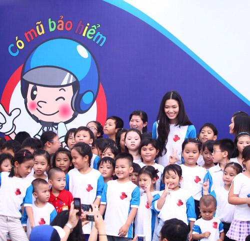 Thùy Dung,Đẹp Fashion Show,hoa hậu,khoe,lộ,hở,váy,hết hồn,ngỡ ngàng,choáng