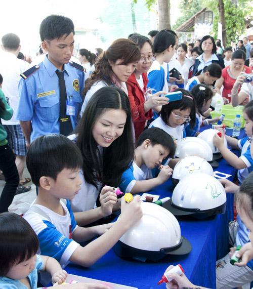 Thùy Dung,Đẹp Fashion Show,hoa hậu,khoe,lộ,hở,váy,hết hồn,ngỡ ngàng,choáng