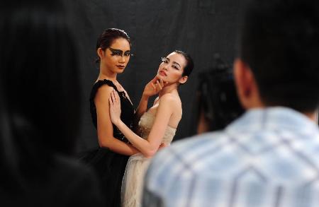 Phương Anh,môi chạm môi,Đức Tiến,Vietnam Next Top Model,Lê Thị Thúy,Trà My,Thùy Trang