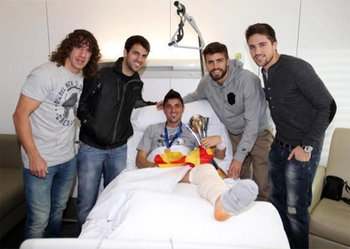 Gẫy chân,David Villa,Barca,vui vẻ,đau đớn,động viên,tin bóng đá, thể thao,ăn mừng,Cup,giường bệnh