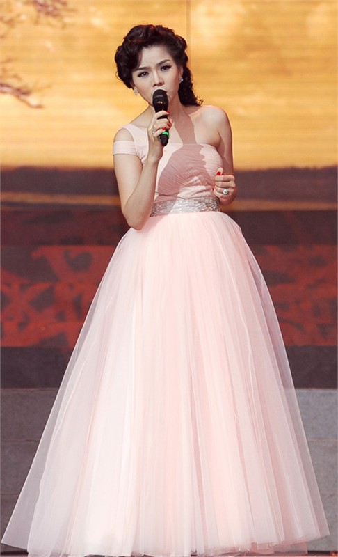 Lệ Quyên,live show,cởi trần,ca sĩ,gợi cảm,sang trọng