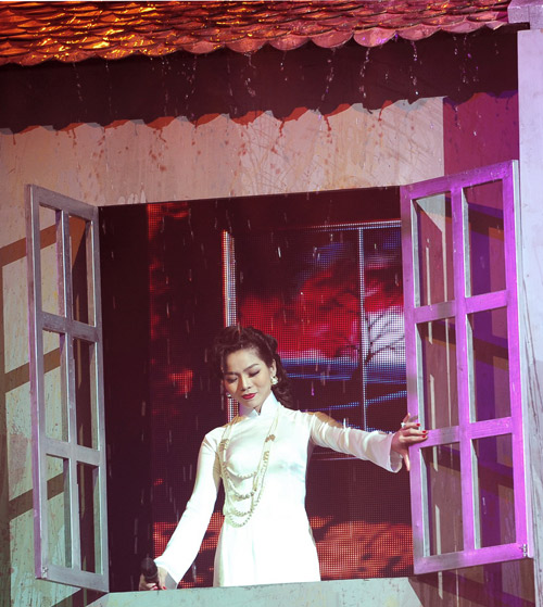 Lệ Quyên,live show,cởi trần,ca sĩ,gợi cảm,sang trọng