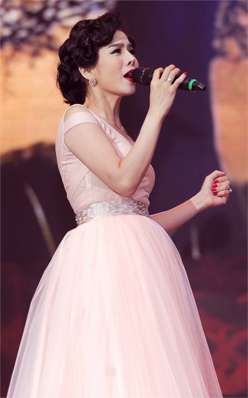 Lệ Quyên,live show,cởi trần,ca sĩ,gợi cảm,sang trọng
