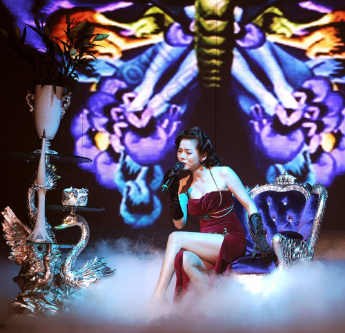 Lệ Quyên,live show,cởi trần,ca sĩ,gợi cảm,sang trọng