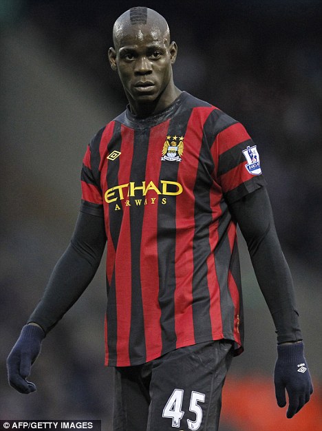 Balotelli,giáng sinh,từ thiện,nhà thờ,quán rượu,người vô gia cư,cầu thủ,dân nghèo,ông bụt
