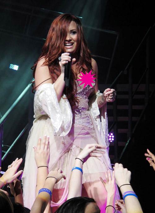 Demi Lovato,lộ hàng,ca sĩ,ngôi sao 19 tuổi