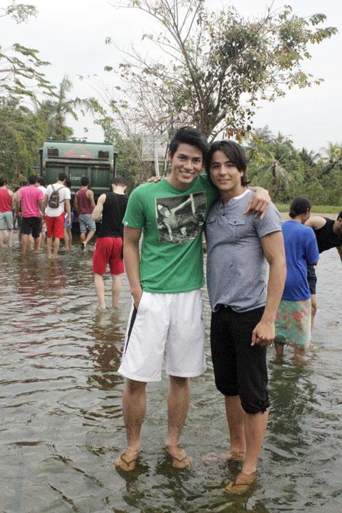 Lê Khôi Nguyên,Mr International,siêu mẫu,Mister Việt Nam,lội nước,Thái Lan,giúp dân,lũ