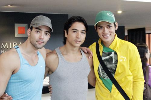 Lê Khôi Nguyên,Mr International,siêu mẫu,Mister Việt Nam,lội nước,Thái Lan,giúp dân,lũ