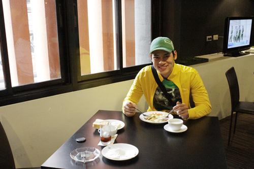 Lê Khôi Nguyên,Mr International,siêu mẫu,Mister Việt Nam,lội nước,Thái Lan,giúp dân,lũ