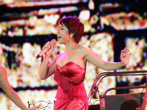 Uyên Linh,thời trang sao, giải trí, váy, phong cách