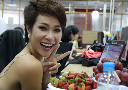 Uyên Linh,thời trang sao, giải trí, váy, phong cách