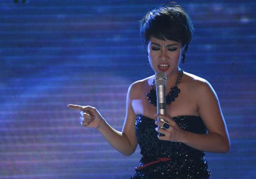 Uyên Linh,thời trang sao, giải trí, váy, phong cách