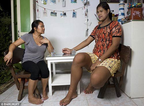 Malee, Thái Lan, khối u trong não, thế giới đó đây