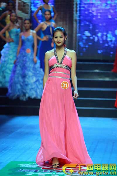 Sao teen, Siêu mẫu, Sao Việt, Sàn catwalk Việt, Hồng Quế, Bảo Trân, Hà Phương, Huỳnh Tiên