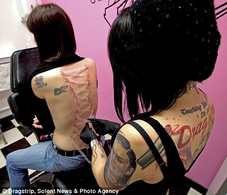 bơm silicone, khuyên rốn, Lady Gaga, giới trẻ Anh, thế giới đó đây