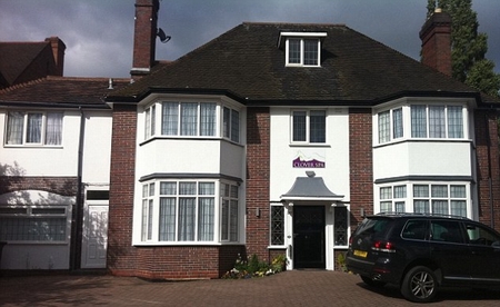 Báo giới Anh, ngoại ô Birmingham, khách sạn khỏa thân, thế giới đó đây