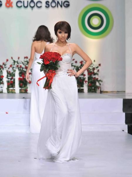 Anh Thư, Thanh Hằng, Ngọc Quyên, váy dài, đầm dạ hội, thời trang