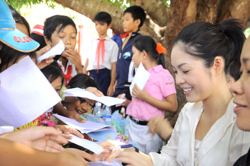 Dương Cẩm Lynh, Sao Việt, Á hậu điện ảnh, Sao làm từ thiện