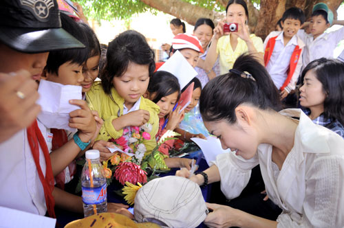 Dương Cẩm Lynh, Sao Việt, Á hậu điện ảnh, Sao làm từ thiện