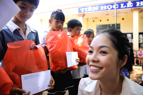 Dương Cẩm Lynh, Sao Việt, Á hậu điện ảnh, Sao làm từ thiện