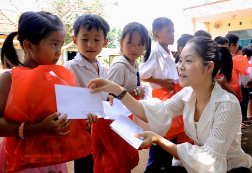 Dương Cẩm Lynh, Sao Việt, Á hậu điện ảnh, Sao làm từ thiện