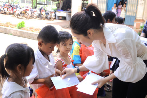 Dương Cẩm Lynh, Sao Việt, Á hậu điện ảnh, Sao làm từ thiện