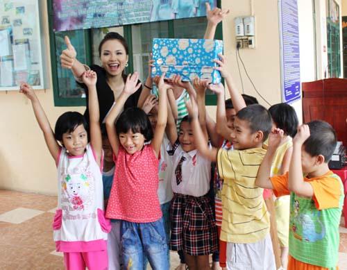 Diễm Hương, Hoa hậu thế giới người Việt, Chuyện của sao, Sao làm từ thiện, Ngày nắng thêm xanh