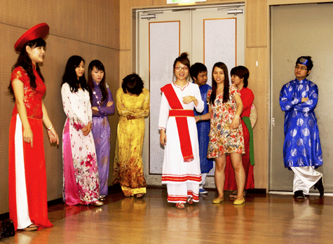 Sự kiện văn hóa, Việt Nam, Tokyo, Đây Việt Nam 2011, Nhảy sạp Việt, múa nón quai thao