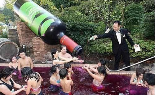 Tắm thư giãn, tắm sữa, tắm cà chua, chuyện lạ, thế giới đó đây