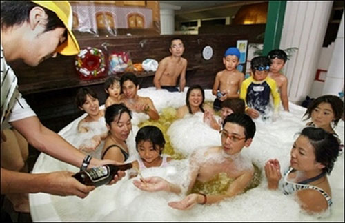 Tắm thư giãn, tắm sữa, tắm cà chua, chuyện lạ, thế giới đó đây