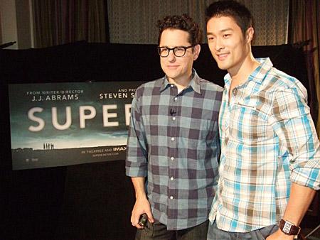 Johnny Trí Nguyễn, Sao Việt, Super 8, Singapore