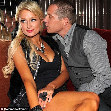 Paris Hilton, Cy Waits, The World According to Paris, Sao Hollywood, Chuyện của sao, Chuyện tình sao