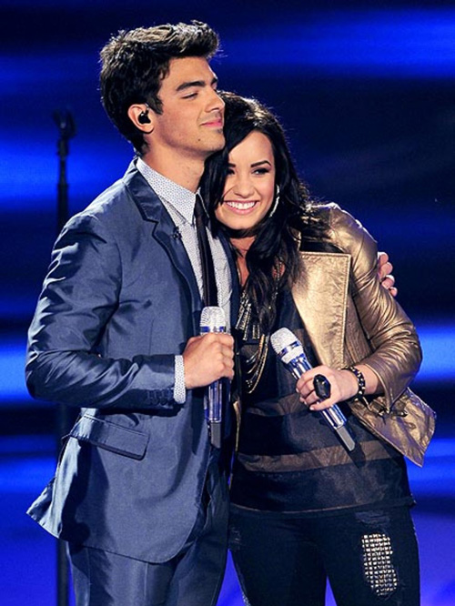 Demi Lovato, Joe Jonas, Wilmer Valderrama, Chuyện tình sao