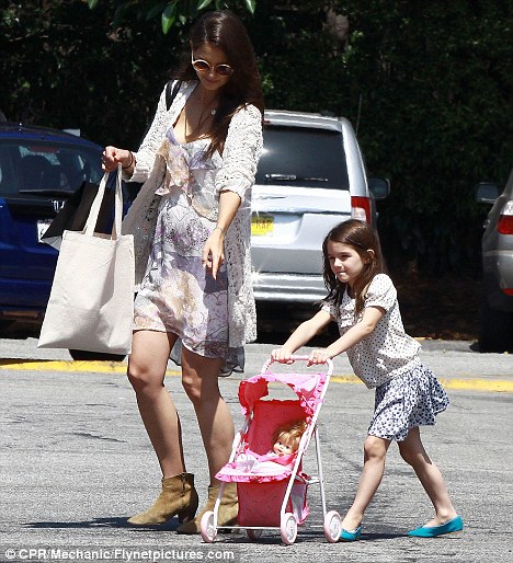 Suri, Katie Holmes, Tom Cruise, Sao nhí, Sao Hollywood, Chuyện của sao, Gia đình sao