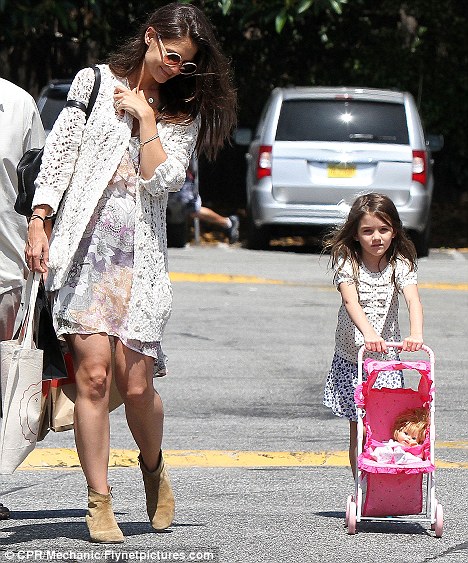 Suri, Katie Holmes, Tom Cruise, Sao nhí, Sao Hollywood, Chuyện của sao, Gia đình sao