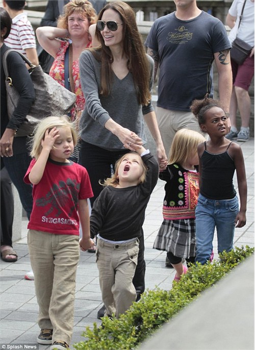 Angelina Jolie, Con gái Angelina Jolie, Áo thổ cẩm, Thời trang sao, Thời trang