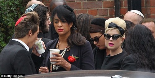Amy Winehouse, Sao ca nhạc, Chuyện của sao, Sao đột tử, Đám tang sao