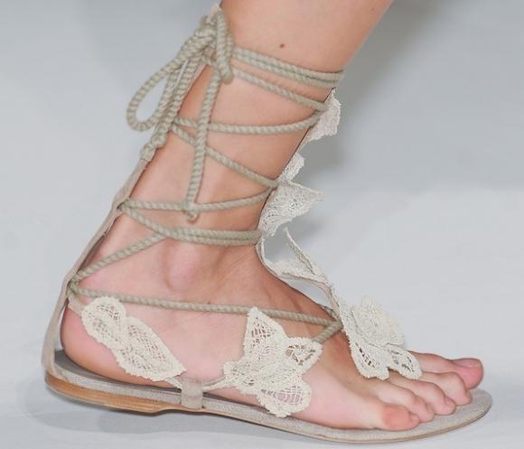 Xu hướng giày dép, Giày dép, Giày đế xuồng, Boot thấp cổ, Sandal, Bộ sưu tập giày