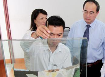 vợ thiểu năng, chồng khiếm thị, người bị khuyết tật