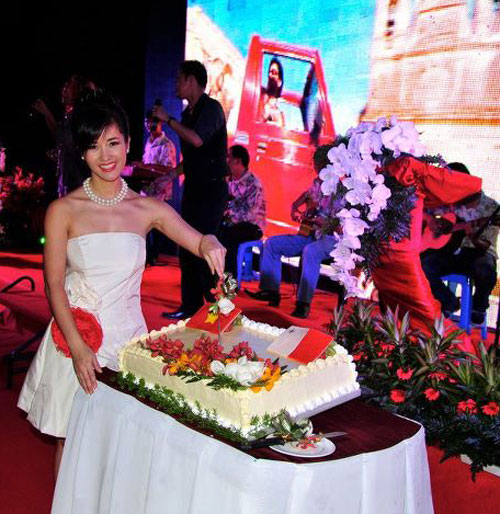 Hồng Nhung, Váy trắng, Thời trang sao Việt, Váy dự tiệc, Thời trang