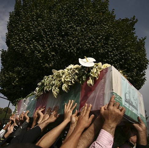 Quan tài chứa thi thể của một binh sĩ vô danh người Iran chết trong cuộc chiến tranh Iran-Iraq (1980 – 1988) được đưa về an táng tại thủ đô Tehran.