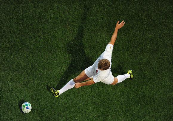 Cầu thủ Jonny Wilkinson thi đấu trong trận bóng bầu dục giữa đội tuyển Anh và Romania tại sân Otago Dunedin, New Zealand.