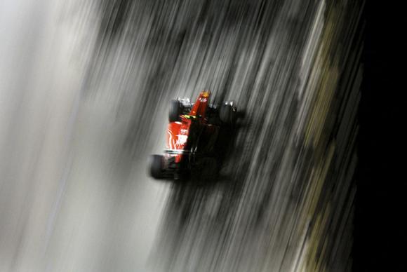 Tay đua F1 Felipe Massa lái chiếc xe Ferrari trong buổi lái thử tại trường đua Marina Bay, Singapore.