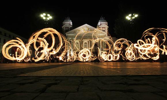 Những chiếc vòng lửa trước nhà hát quốc gia ở Sofia, Bulgaria.
