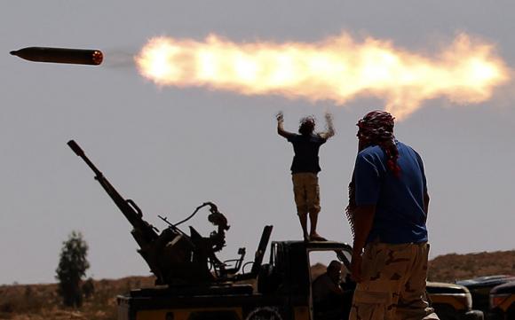 Quân đối lập với đại tá Gaddafi phóng rocket vào thành phố Sirte, Libya.